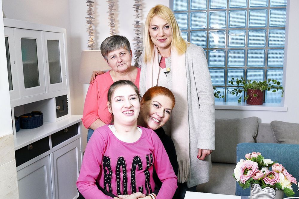 Rodzina z K. Dowbor i architektem w domu po remoncie 