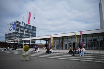 Toruń: Salon Maturzystów w auli UMK. Młodzi ludzie zapoznają się z ofertami uczelni wyższych