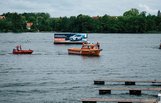 Po Mazurach pływa platforma Toyoty. "To wyjątkowo bezczelna akcja. Pod pozorem dbania o bezpieczeństwo marka atakuje ordynarną, agresywną reklamą"
