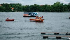 Po Mazurach pływa platforma Toyoty. "To wyjątkowo bezczelna akcja. Pod pozorem dbania o bezpieczeństwo marka atakuje ordynarną, agresywną reklamą"