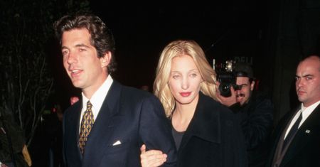 Carolyn Bessette Kennedy zginęła 21 lat temu. Dziś sprzedają jej sukienkę
