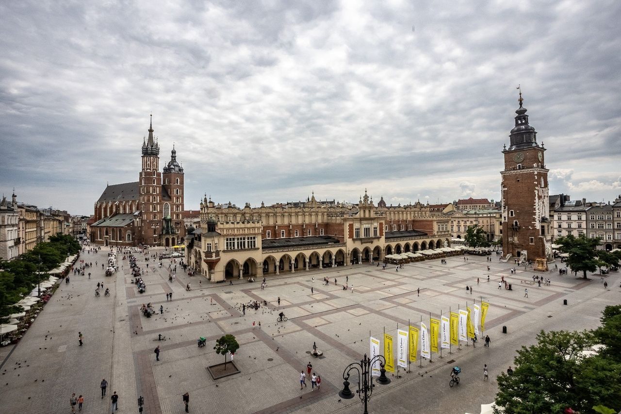 Kraków: Włożył do plecaka 70 czekolad i wyszedł. Trzy dni później wrócił po kolejne słodkości. Co z nimi zrobił?