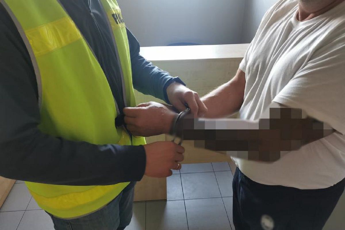 Zwyrodnialec kopnął własneg psa 