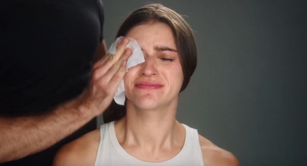 Avon z kampanią na 16 Dni Przeciwko Przemocy. Tematem przewodnim kontrolujący partnerzy