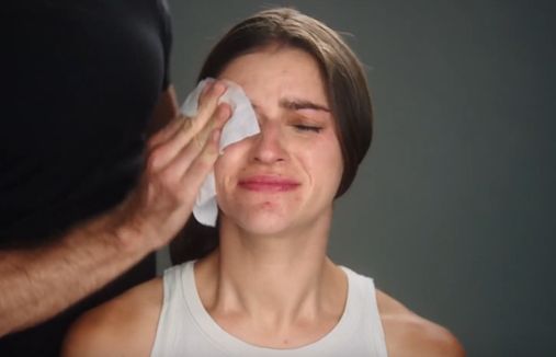 Avon z kampanią na 16 Dni Przeciwko Przemocy. Tematem przewodnim kontrolujący partnerzy