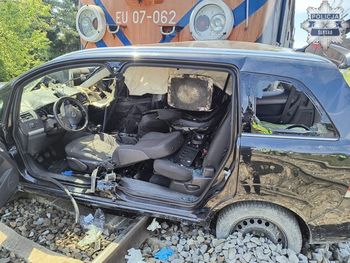 Dwoje nastolatków w Oplu. Dramat na przejeździe