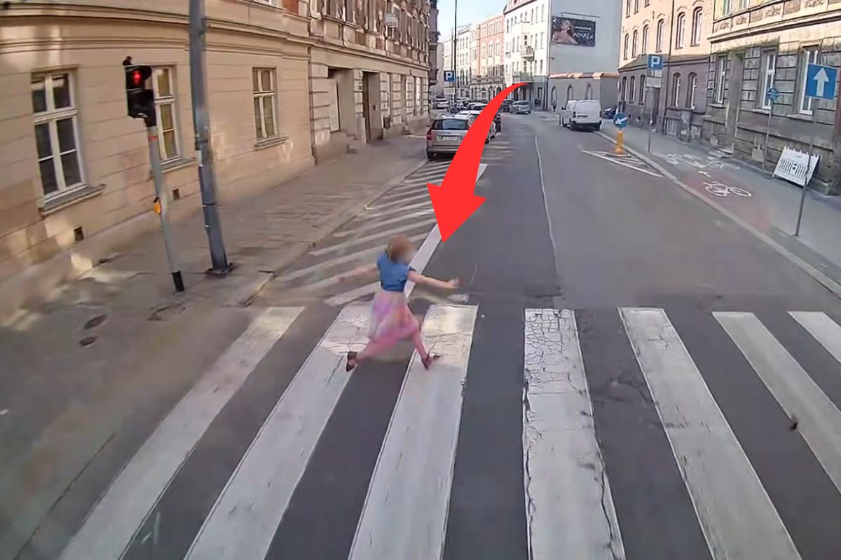O włos od tragedii. Dziewczynka wybiegła prosto pod autobus