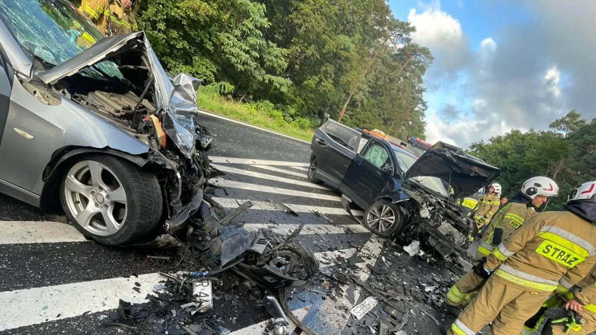 Czołowe zderzenie dwóch samochodów. Kierowca BMW był pijany