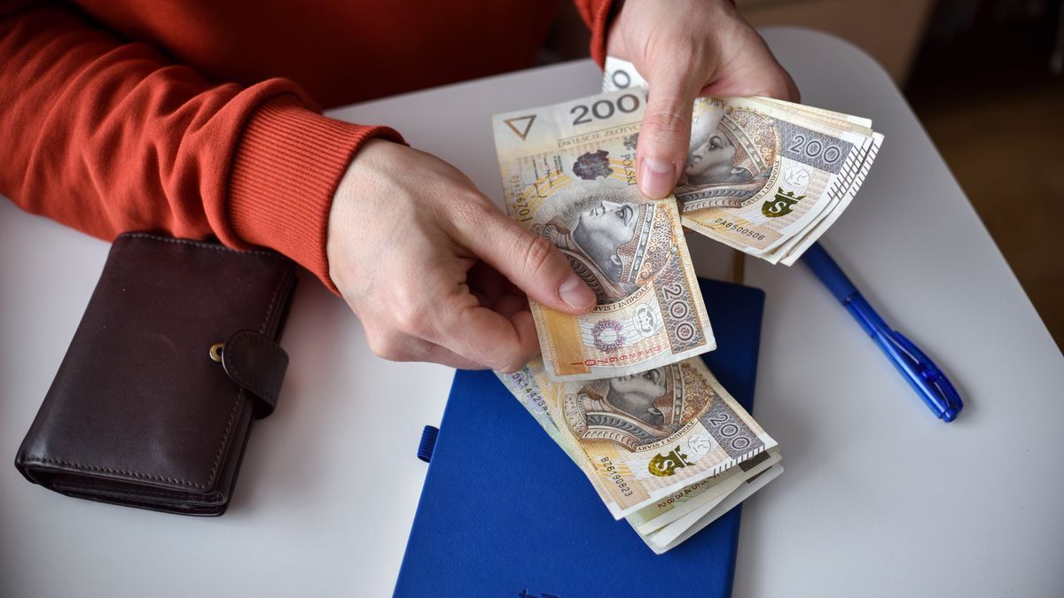 Mężczyzna liczy gotówkę