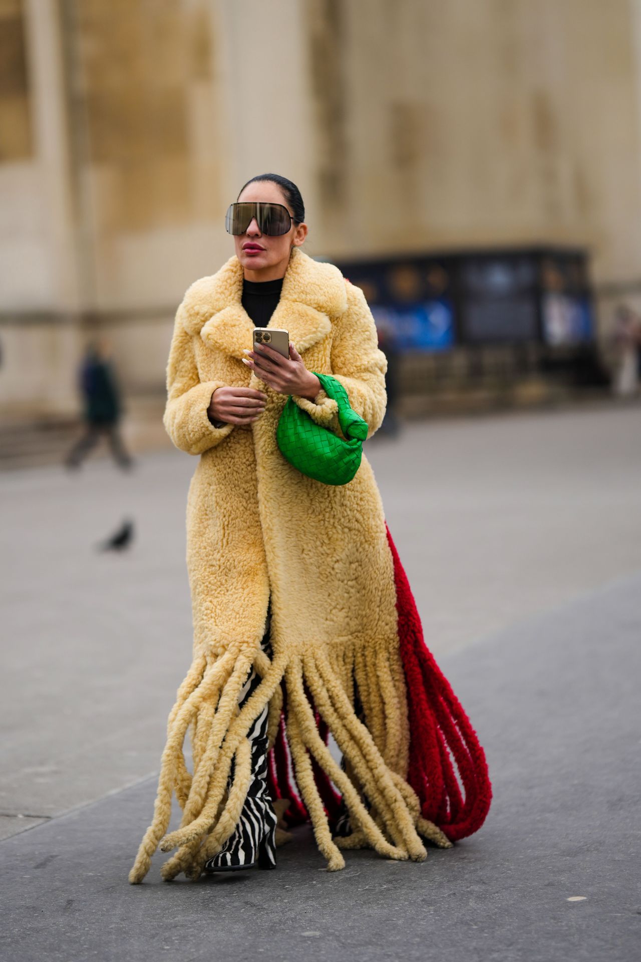 PFW Haute Couture SS 2023 - płaszcz z frędzlami