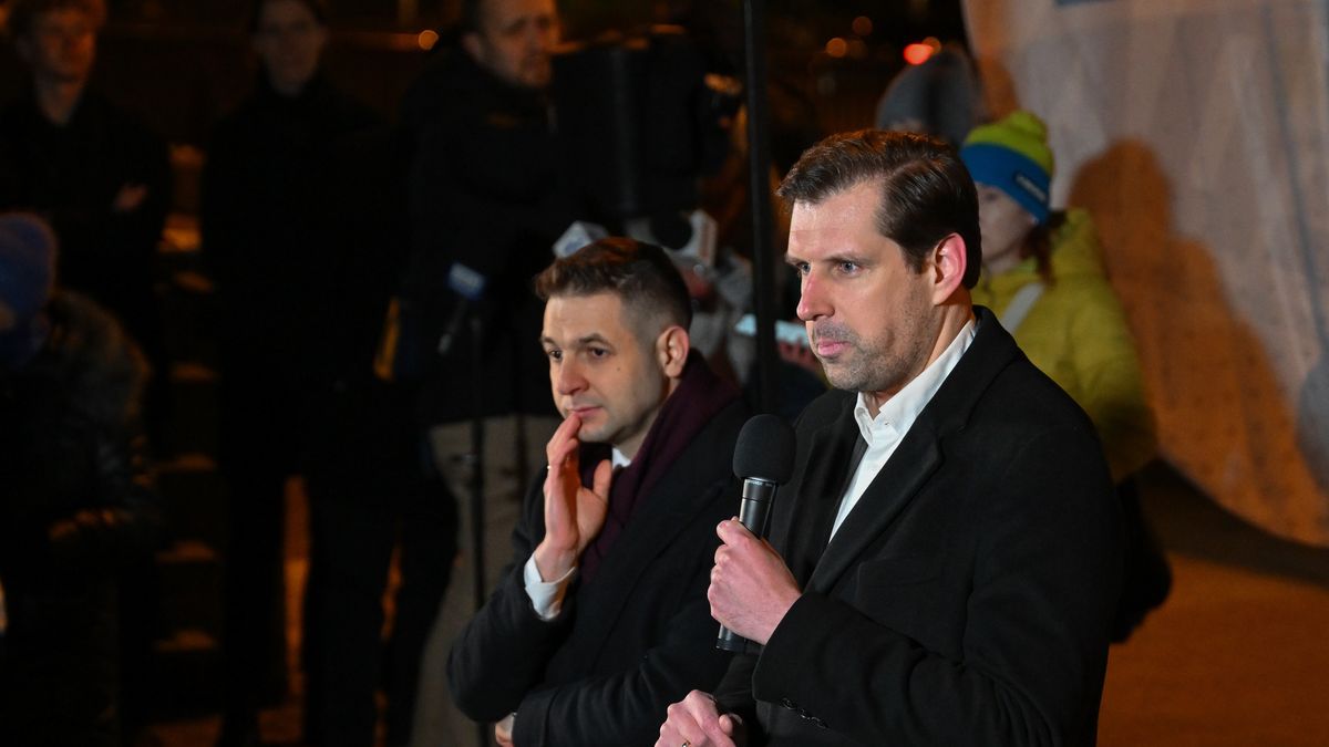 Wrocław, 24.02.2026. Europosłowie PiS Patryk Jaki (L) i Tobiasz Bocheński (P) podczas dyskusji z cyklu "#zmiennaszezdanie" o przyszłości Polski w Unii Europejskiej, przed Biblioteką Uniwersytecką we Wrocławiu, 24 bm. (ad) PAP/Maciej Kulczyński