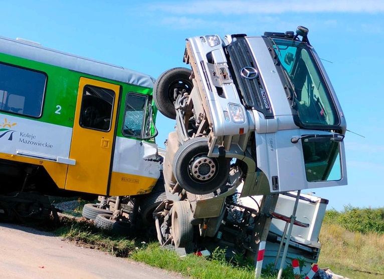 Zderzenie szynobusa z ciężarówką na Mazowszu. Ponad 20 poszkodowanych