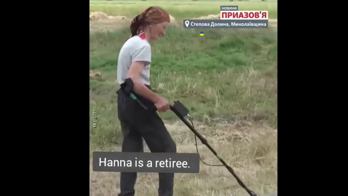 Starsza Ukrainka robi wszystko, aby chronić krowę