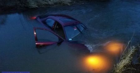 Puste auto w jeziorze. Policja ustaliła personalia kierowcy