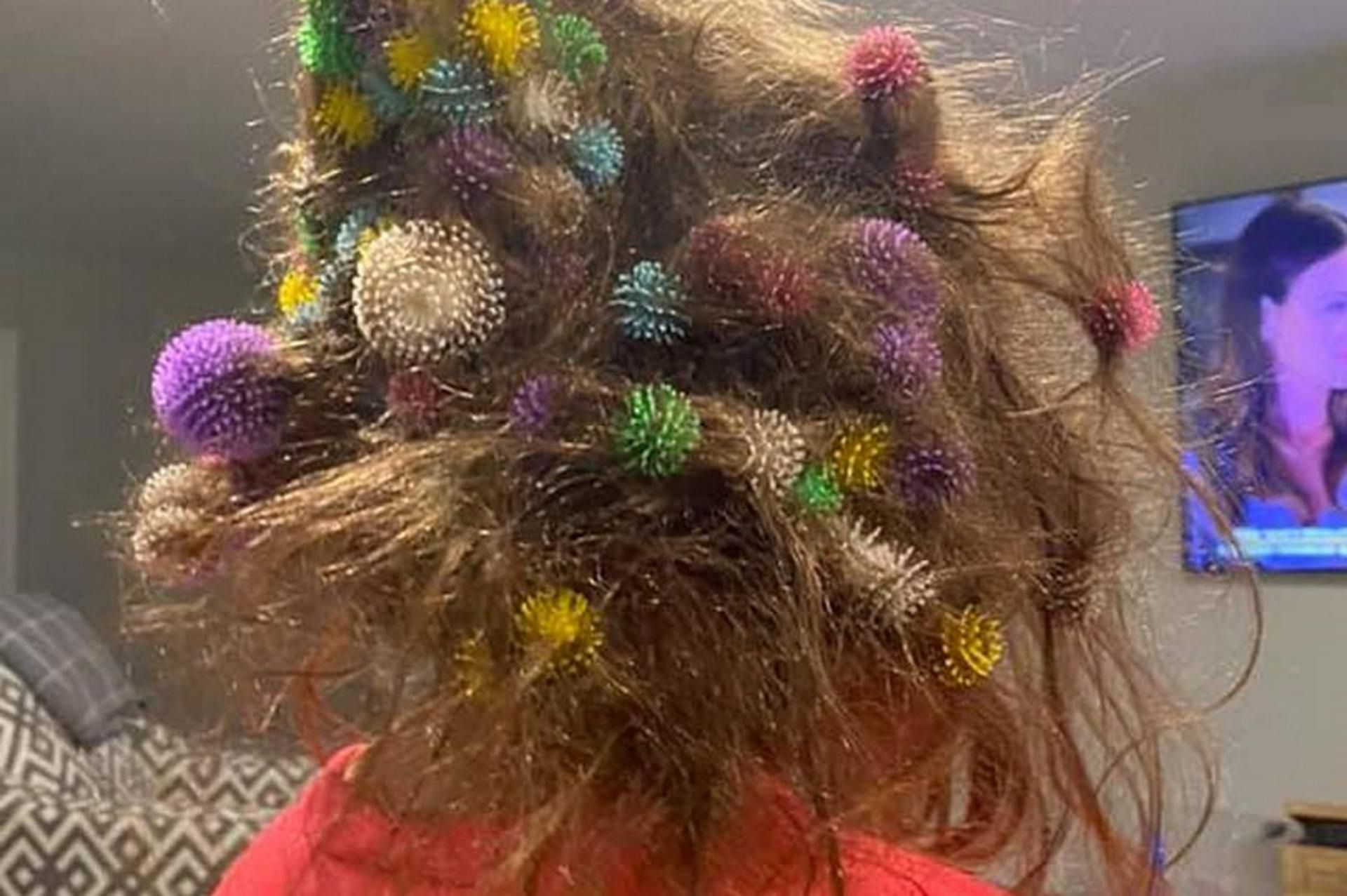 Około 150 zabawek we włosach