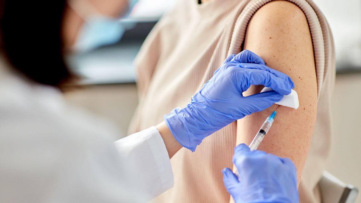 szczepienie szczepionka szczepienie strzykawka pfizer covid koronawirus johnson astrazeneca moderna