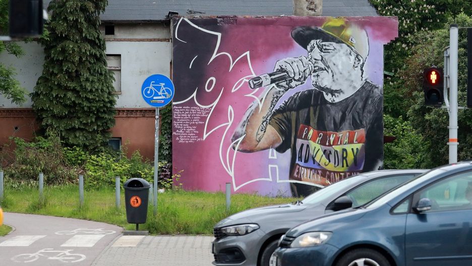 Kaliber 44 zapisany na murze. Joka, ikona rapu, z własnym muralem w Katowicach