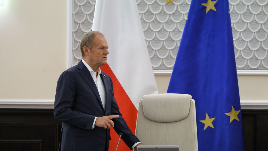 Warszawa, 01.10.2024. Premier Donald Tusk podczas posiedzenia rządu w siedzibie Kancelarii Prezesa Rady Ministrów w Warszawie, 1 bm. Rząd zajmie się projektem ustawy o szczególnych rozwiązaniach służących realizacji ustawy budżetowej na rok 2025, czyli ustawy okołobudżetowej. (sko) PAP/Paweł Supernak