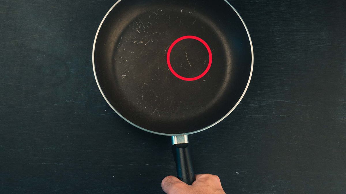 Już jedno pęknięcie powłoki teflonu może uwolnić prawie 10 tys. szkodliwych cząstek