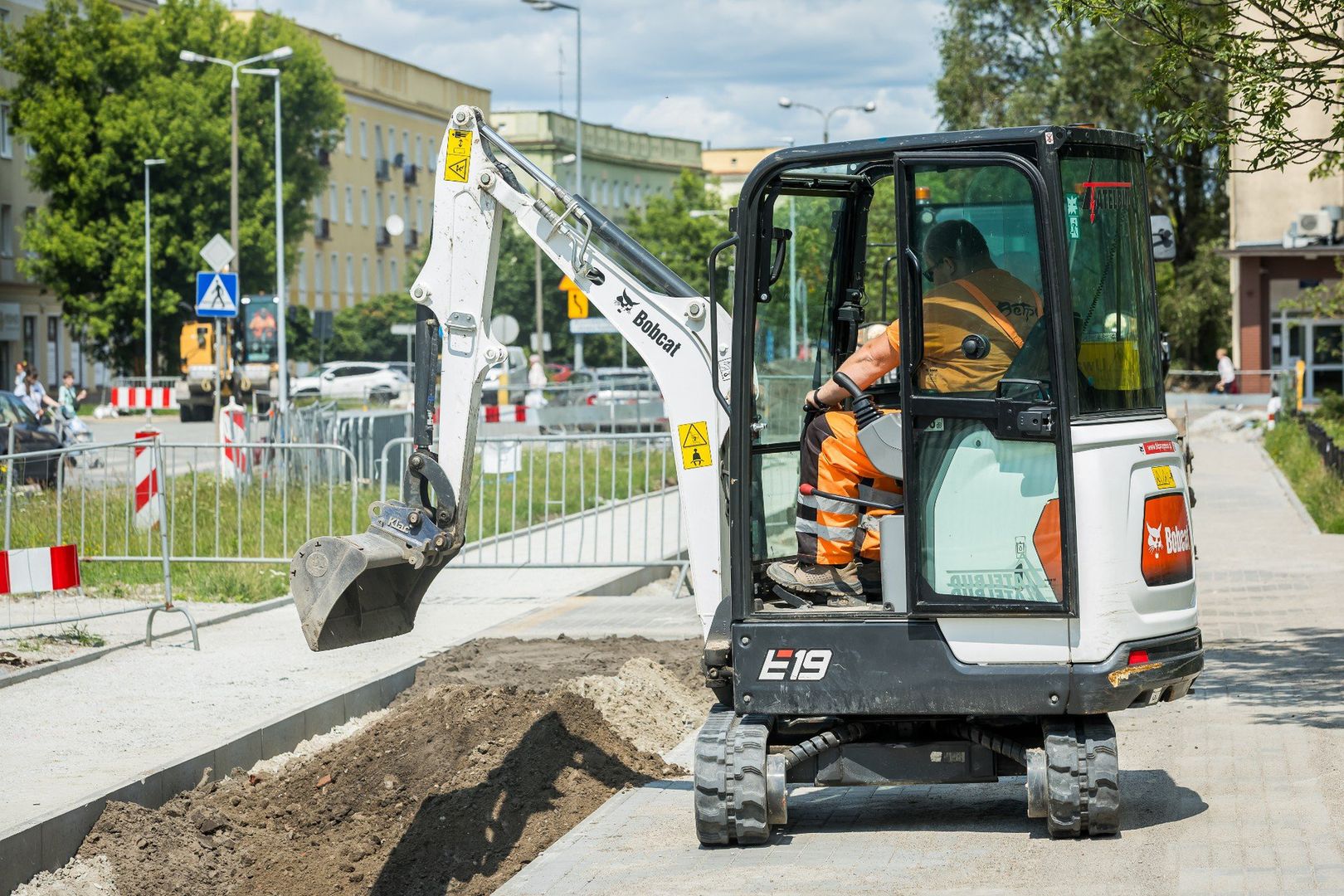 Jeszcze przed wakacjami ma zostać ułożona nawierzchnia nowych ścieżek dla jednośladów na odcinkach od Modrzewiowej do Czerkaskiej po wschodniej stronie ulicy oraz od Dwernickiego do Czerkaskiej po zachodniej.