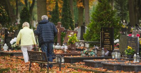 "Unikamy spotykania się ze śmiercią". Ekspertka o żałobie
