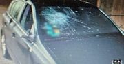 Czarny Bór: Biegał nago z metalową rurką. Zniszczył auto sąsiada