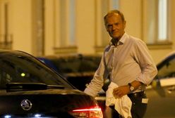 Nocne spotkanie Donalda Tuska z politykami PO. Uwagę zwraca jeden szczegół