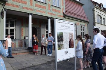 Wystawa plenerowa przed Domem Wiedemanna w Pruszczu. Historia Rotmanki odkryta przez prawdziwego pasjonata