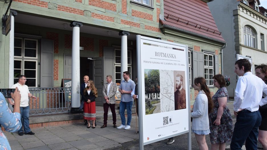 Otwarcie wystawy plenerowej &#34;Rotmanka – historia sukcesu wsi z przełomu XIX i XX w.&#34; przed Domem Wiedemanna w Pruszczu Gdańskim