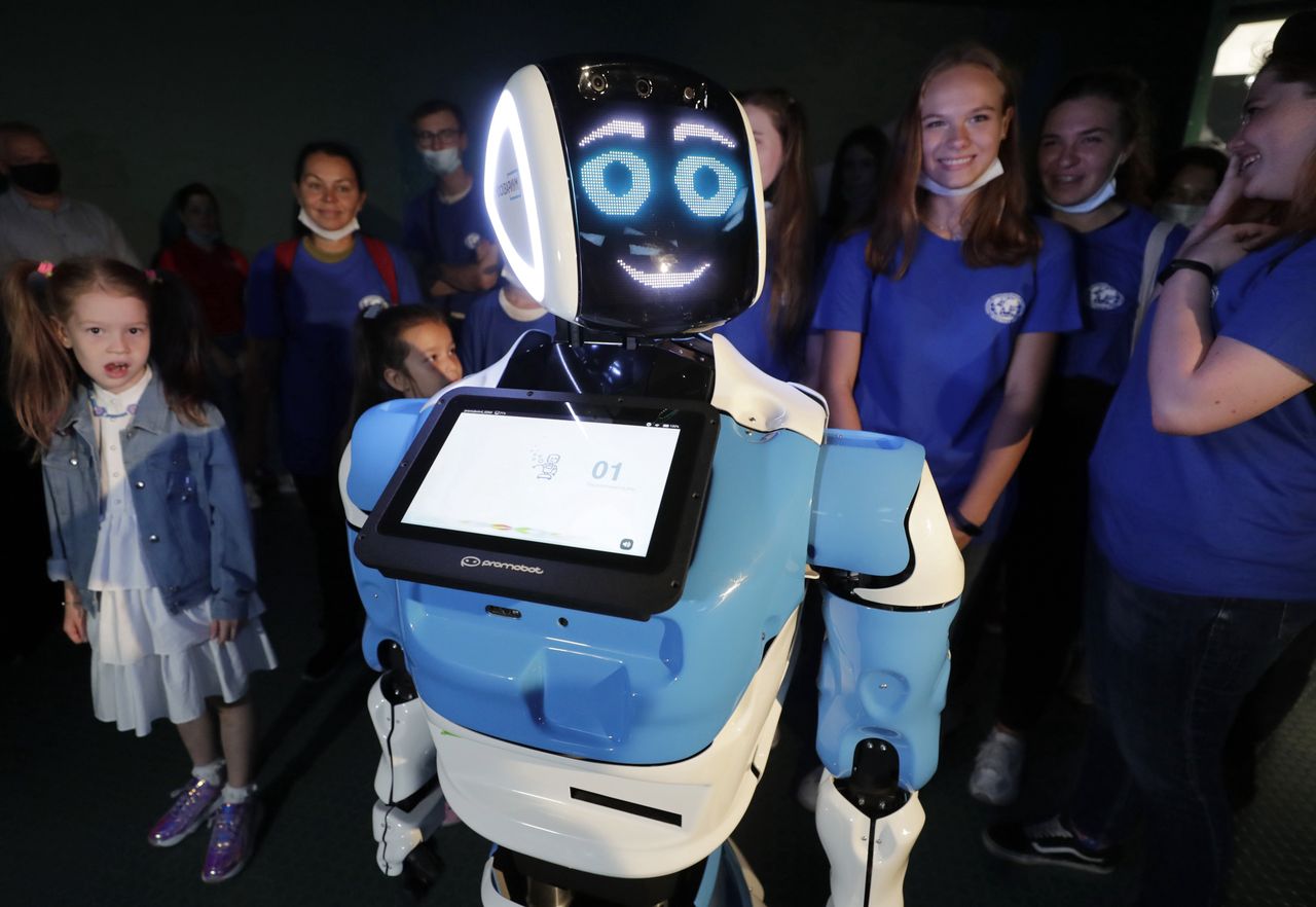 MOSCOW, RUSSIA - AUGUST 5, 2020: A robot guide and visitors at the Moskvarium center of oceanography and marine biology at Moscow's VDNKh exhibition center. Moskvarium is holding festive events marking its 5th birthday on August 5-9. Mikhail Metzel/TASS (Photo by Mikhail Metzel\TASS via Getty Images)