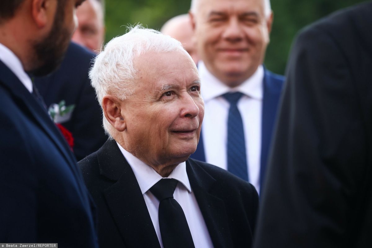 Jarosław Kaczyński, w tle Jacek Sasin