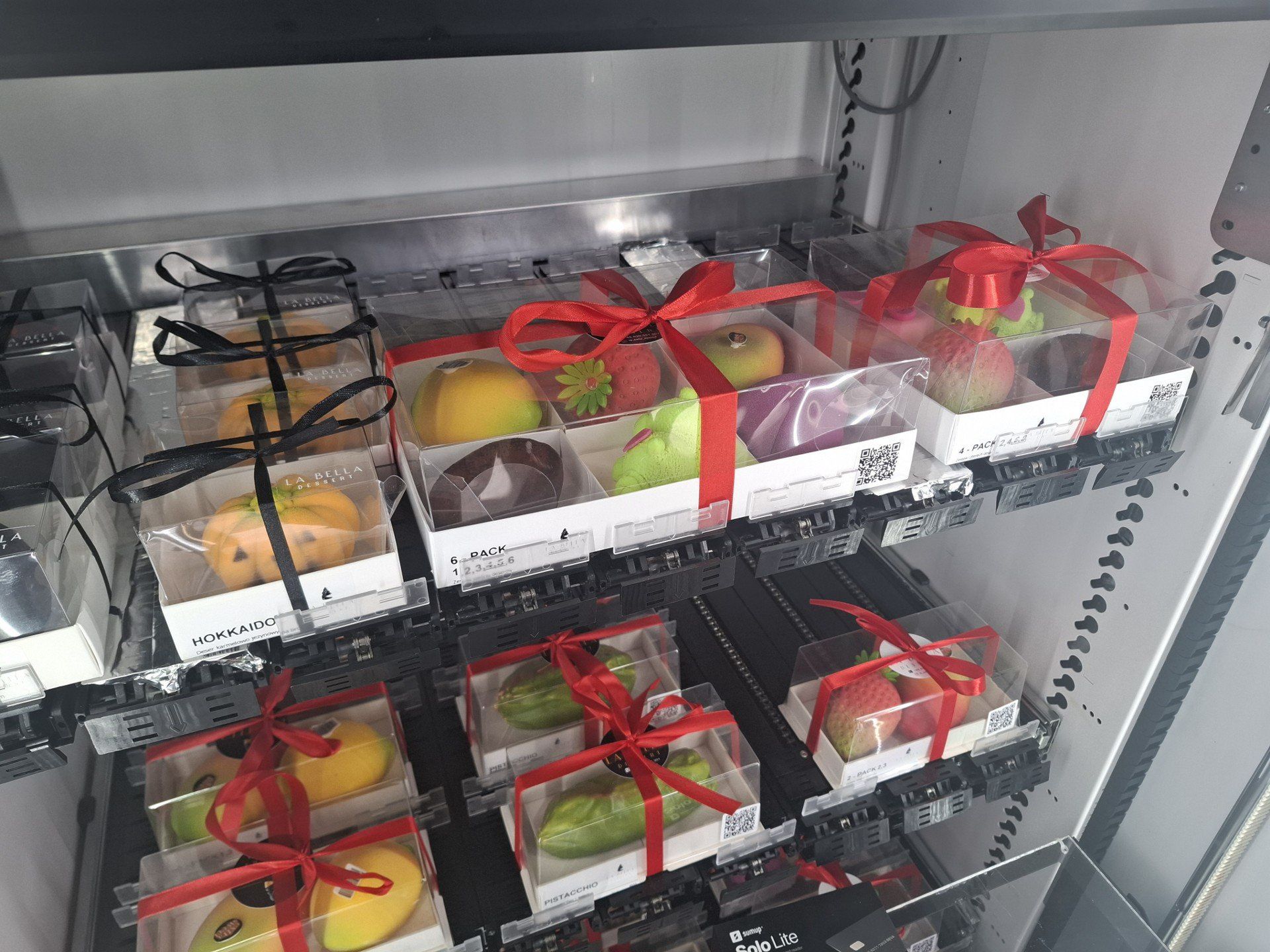 Automat z ręcznie robionymi deserami stanął na wrocławskim Muchoborze we wrześniu 2025. To jedyny automat, w którym dostaniecie tzw. monoporcje, czyli pojedyncze desery, które często sa jak kulinarne dzieła sztuki.