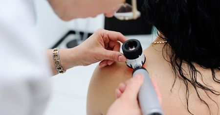 Dermatolog - kim jest i czym się zajmuje? Jak wygląda badanie?