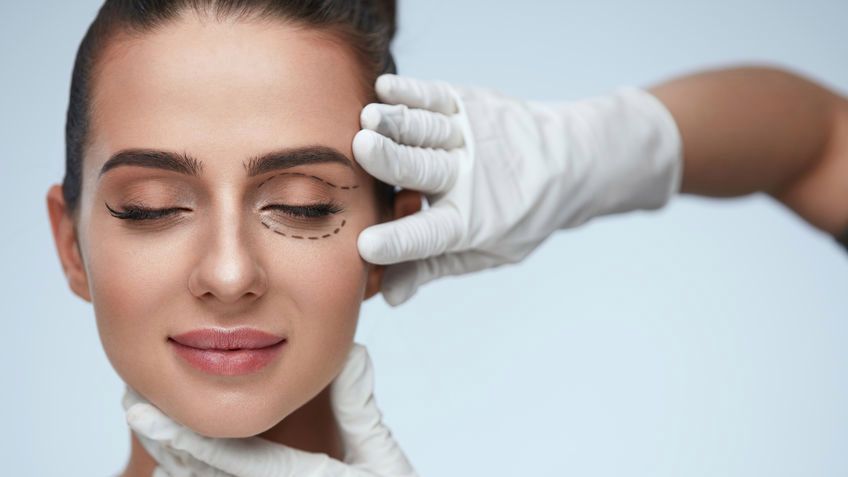 Opadająca powieka to defekt kosmetyczny, który najczęściej jest związany z fizjologicznym zjawiskiem wiotczenia skóry