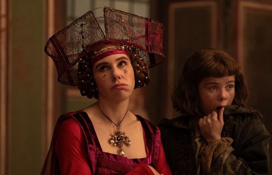 Gnuśni, zblazowani, szlachetnie urodzeni nudzą się w pandemii. Recenzja serialu „Dekameron” Netfliksa