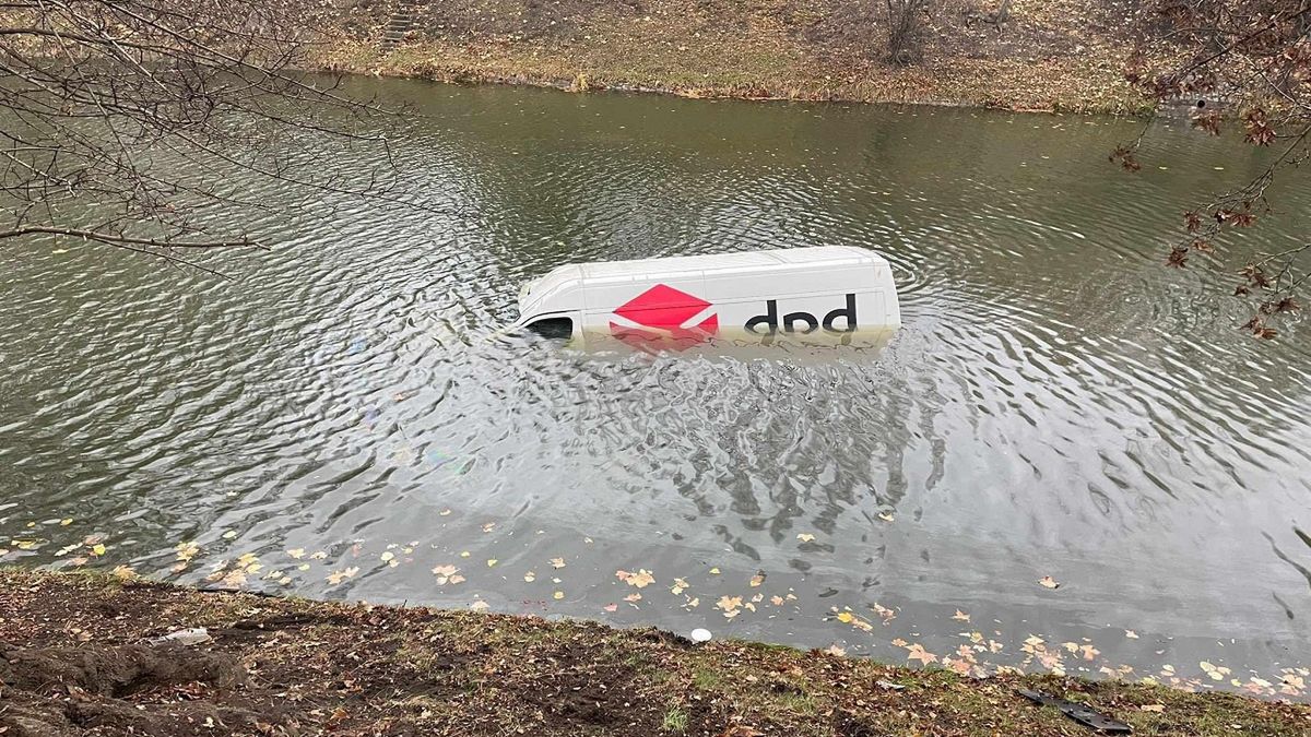 Bus wpadł do fosy we Wrocławiu.