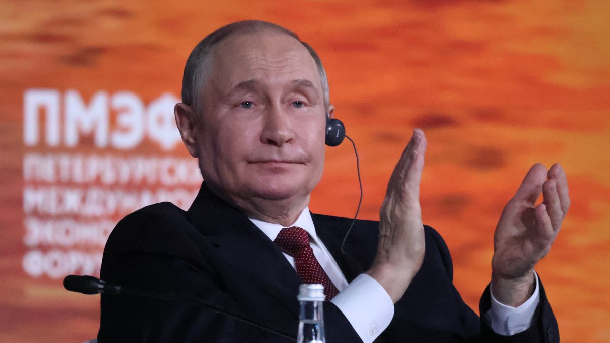SAINT PETERSBURG, RUSSIA - JUNE 20 (RUSSIA OUT) Russian President Vladimir Putin applauds during the plenary session of the 28th Saint Petersburg International Economic Forum SPIEF 2025,  June 20, 2025, in Saint Petersburg, Russia. President Vladimir Putin attended an annual major econonic forum in the country.  (Photo by Contributor/Getty Images)