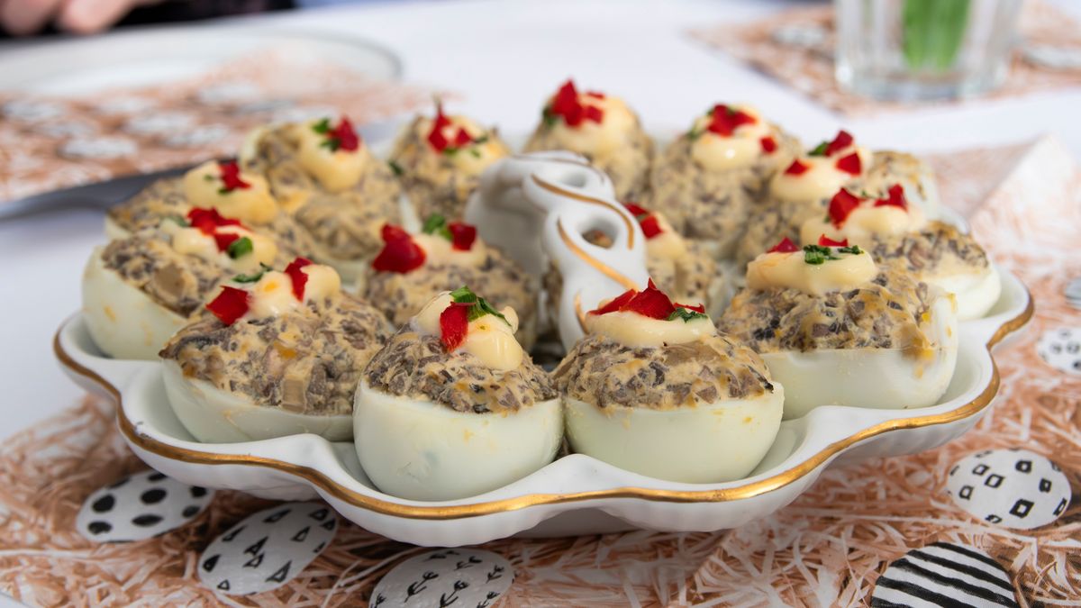 Jajka faszerowane to tradycyjna przystawka wielkanocna