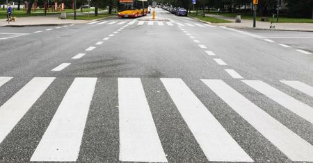 Warszawa. O włos od tragedii. 2-latek na ulicy