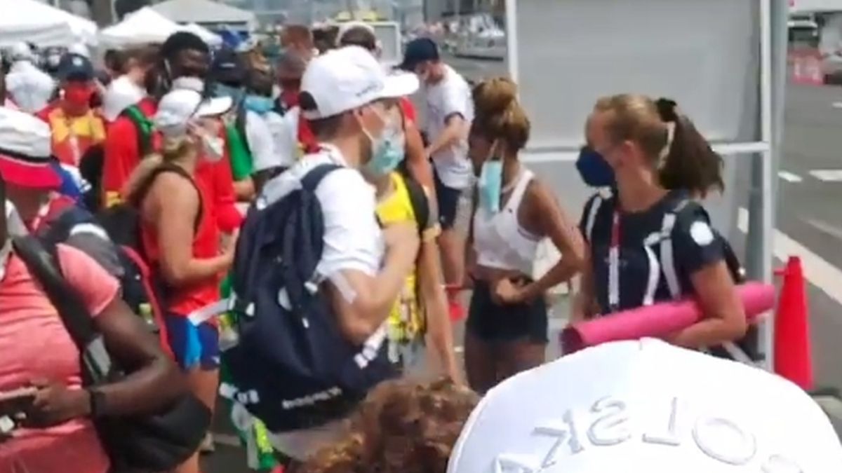 Oczekiwanie na autokar w Tokio