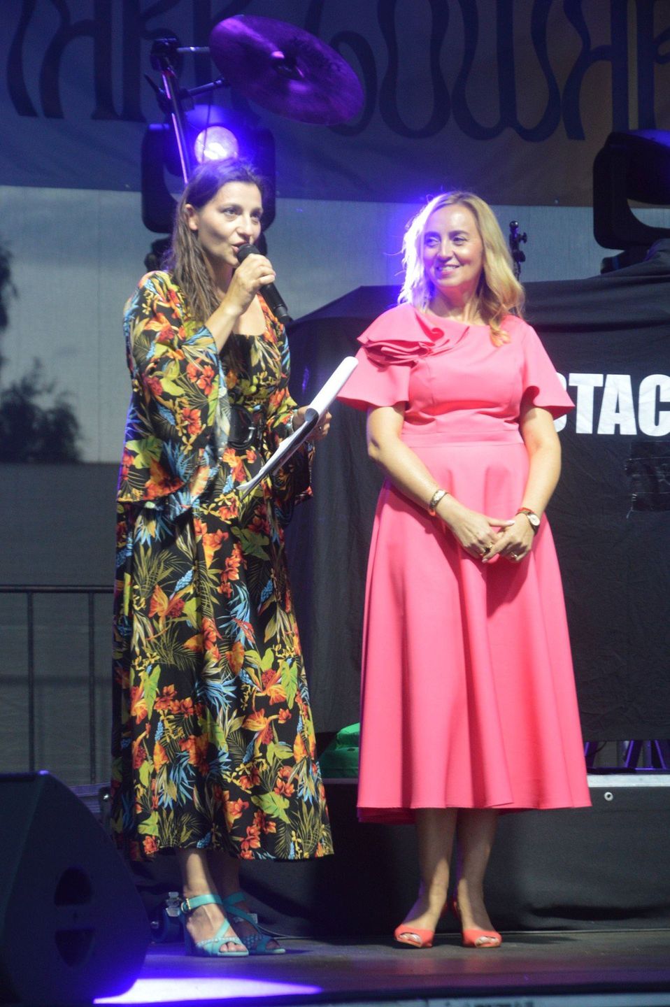 Burmistrz Joanna Dołowska z prowadzącą ceremonię dyrektor Centrum Kultury Elwirą Sybigą - Gartner