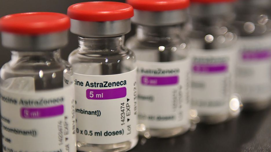 Gdańsk, 12.02.2021. Koronawirus w Polsce. Szczepionki AstraZeneca przeciwko Covid 19, 12 bm. w punkcie w gdańskim Amber Expo. Ruszają szczepienia nauczycieli. Chęć przyjęcia szczepionki zgłosiło dotąd 268 tys. nauczycieli pracujących stacjonarnie, m.in., nauczycieli klas I-III szkół podstawowych, szkół specjalnych i przedszkoli. (kf) PAP/Adam Warżawa