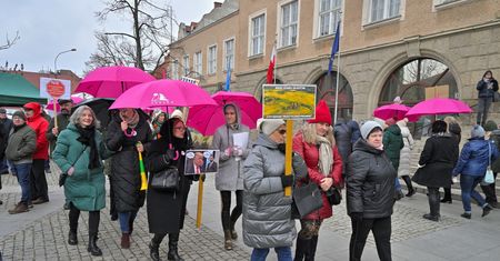 Nie chcą dać się opiłować z ziemi. Jadą protestować do Warszawy