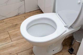Połowa Polaków wylewa do WC. To duży błąd
