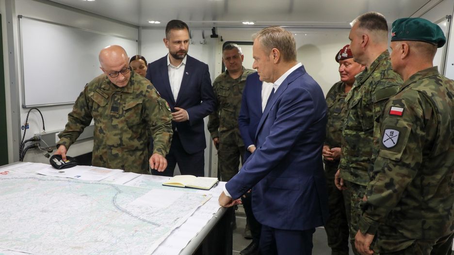 Donald Tusk, W�adys�aw Kosiniak-Kamysz, S�awomir Lidwa
Dubicze Cerkiewne, 29.05.2024. Premier Donald Tusk (C), wicepremier, szef MON W�adys�aw Kosiniak-Kamysz (2L) oraz p�k S�awomir Lidwa (L) podczas odprawy z dow�dztwem s�u�b mundurowych w plac�wce Stra�y Granicznej w Dubiczach Cerkiewnych (pow. hajnowski), 29 bm. (mr) PAP/Artur Reszko ***Do tego materia�u zdj�ciowego dost�pna jest r�wnie� depesza w systemie CSI, pt.: Rozpocz�a si� odprawa Tuska, Kosiniaka-Kamysza i Siemoniaka z dow�dztwem s�u�b mundurowych***
Artur Reszko
granica pa�stwa, ochrona granic, odprawa, politycy, polityka, wizyta premiera