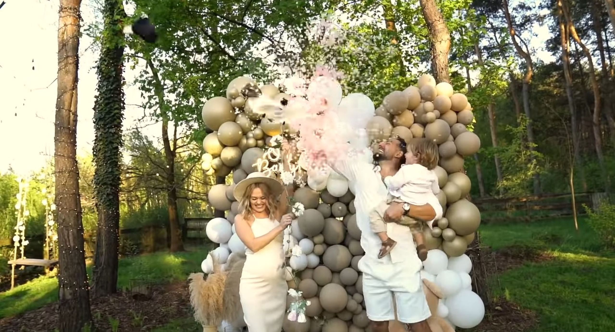 Rafał Maślak przebija balon z confetti
