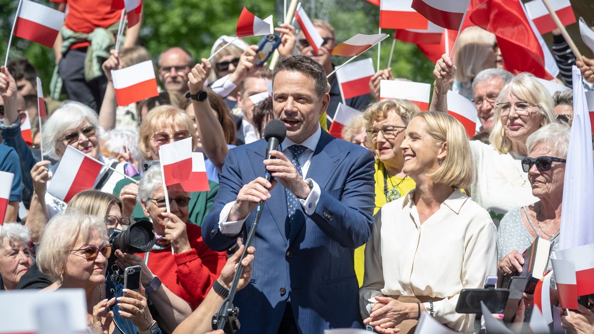 Ciechocinek, 24.05.2025. Wybory prezydenta RP - kampania przed II turą. Kandydat KO w wyborach prezydenckich, prezydent Warszawy Rafał Trzaskowski (C-L) oraz jego małżonka Małgorzata Trzaskowska (C-P) na spotkaniu z seniorami przy fontannie "Grzybek" w Ciechocinku, 24 bm. (tż/amb) PAP/Tytus Żmijewski