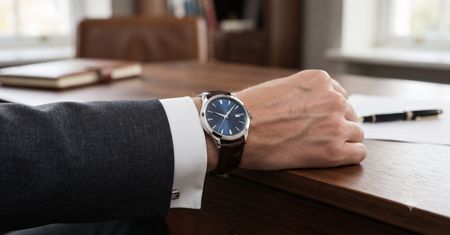 Breitling czy Omega? Dlaczego przedsiębiorcy tak często wybierają właśnie między tymi markami