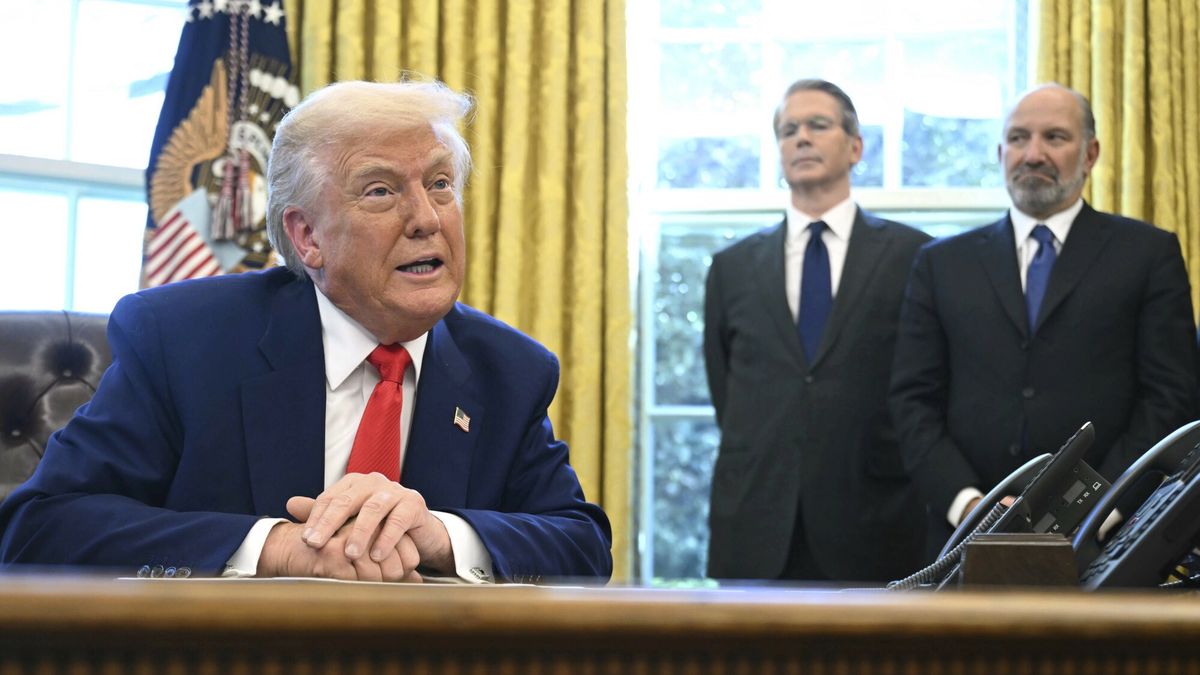 Archiwum zagraniczne East News 2025-04
President Donald Trump speaks after signing an executive order in the Oval Office of the White House Wednesday, April 9, 2025, in Washington, as Treasury Secretary Scott Bessent and Commerce Secretary Howard Lutnick listen. (Pool via AP)