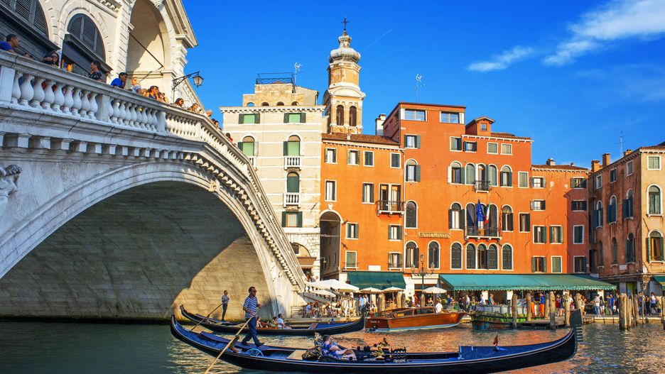 Rialto bridge. Gondolas, with tourists, on the Grand Canal, next to the Fondamenta del Vin, Venice, UNESCO, Veneto, Italy, Europe. (Photo by: Sergi Reboredo/VWPics/Universal Images Group via Getty Images)